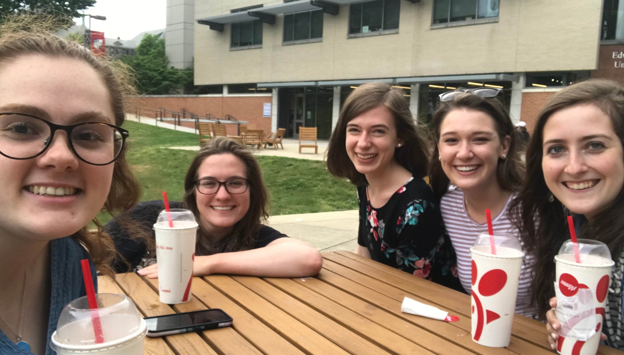 English majors drinking milkshakes on the Pryz lawn